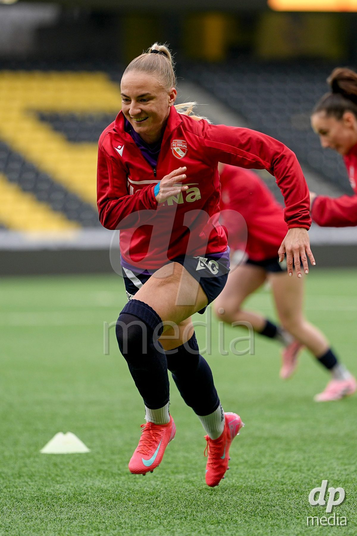 Schweiz: Axa Women's Cup 2025/26, BSC YB Frauen vs FC Thun - Stadion Wankdorf, Bern: Shenia Schmid (61 Thun) beim Aufwärmen