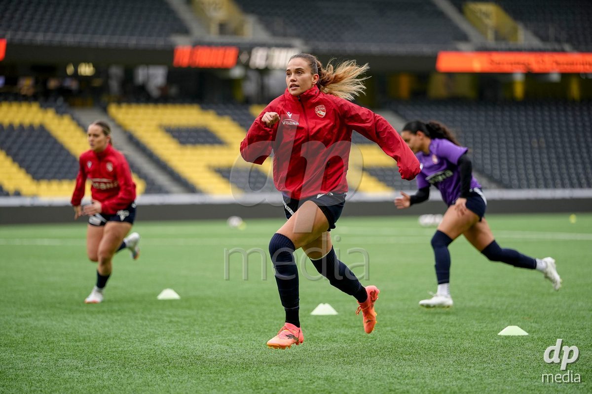 Schweiz: Axa Women's Cup 2025/26, BSC YB Frauen vs FC Thun - Stadion Wankdorf, Bern:  Sina Schüpbach - Sina Schupbach (5 Thun) beim Aufwärmen