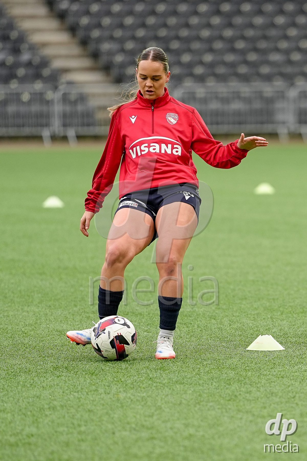 Schweiz: Axa Women's Cup 2025/26, BSC YB Frauen vs FC Thun - Stadion Wankdorf, Bern: Rilana Ueltschi (29 Thun) beim Aufwärmen