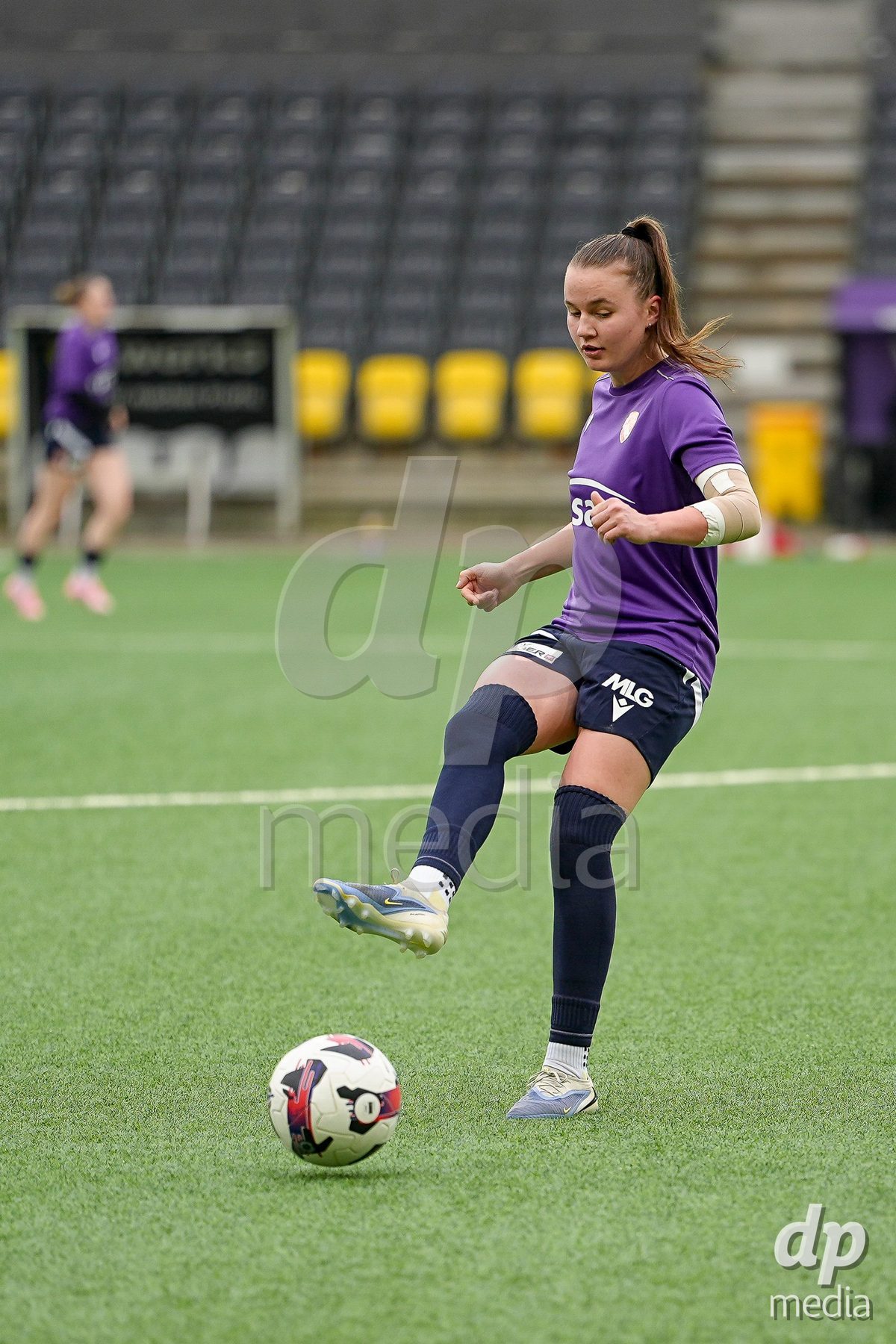 Schweiz: Axa Women's Cup 2025/26, BSC YB Frauen vs FC Thun - Stadion Wankdorf, Bern: Janine Minnig (9 Thun) beim Aufwärmen