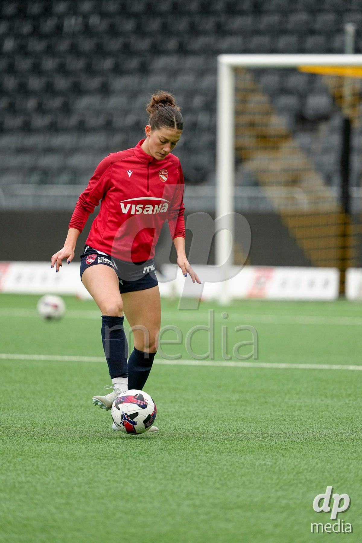 Schweiz: Axa Women's Cup 2025/26, BSC YB Frauen vs FC Thun - Stadion Wankdorf, Bern: Sophie Aeberhard (3 Thun) beim Aufwärmen