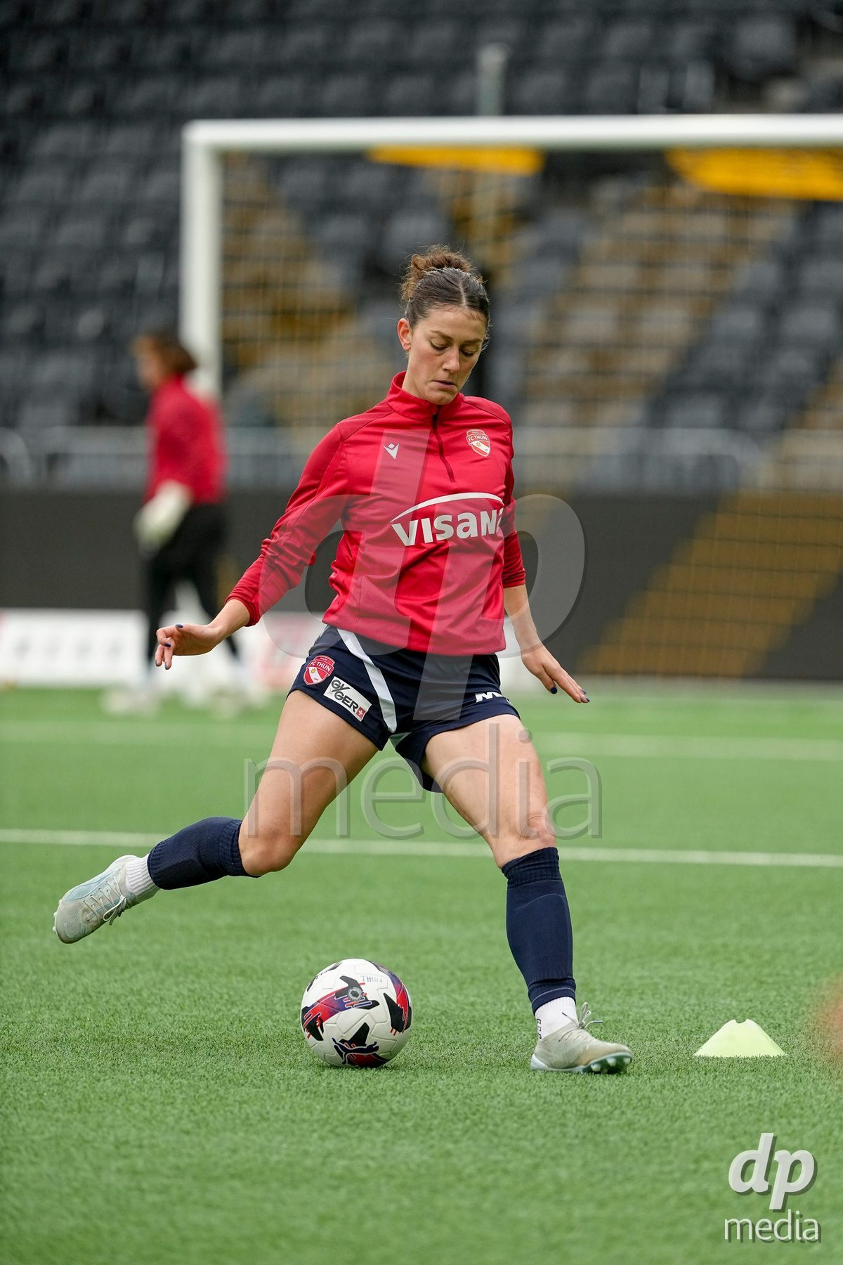 Schweiz: Axa Women's Cup 2025/26, BSC YB Frauen vs FC Thun - Stadion Wankdorf, Bern: Sophie Aeberhard (3 Thun) beim Aufwärmen