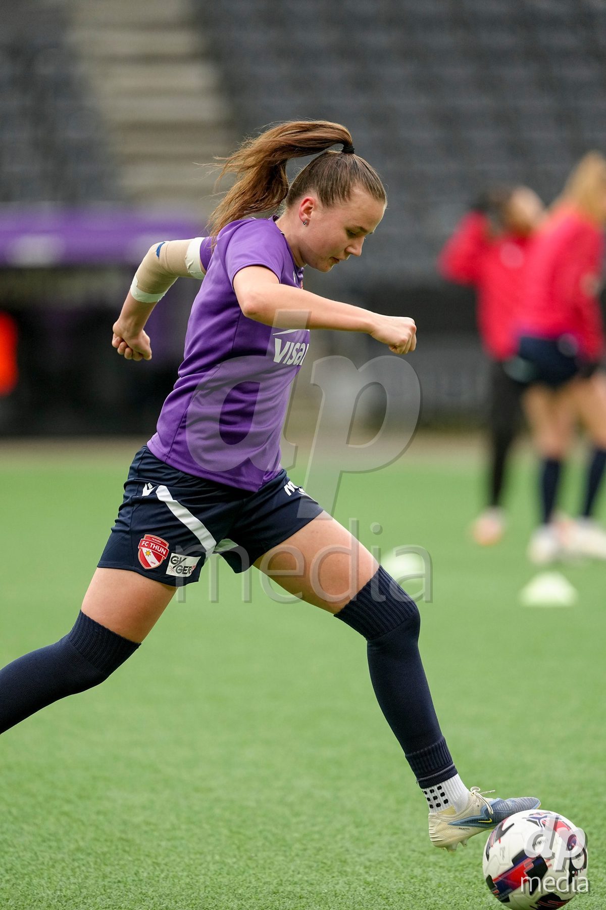 Schweiz: Axa Women's Cup 2025/26, BSC YB Frauen vs FC Thun - Stadion Wankdorf, Bern: Janine Minnig (9 Thun) beim Aufwärmen