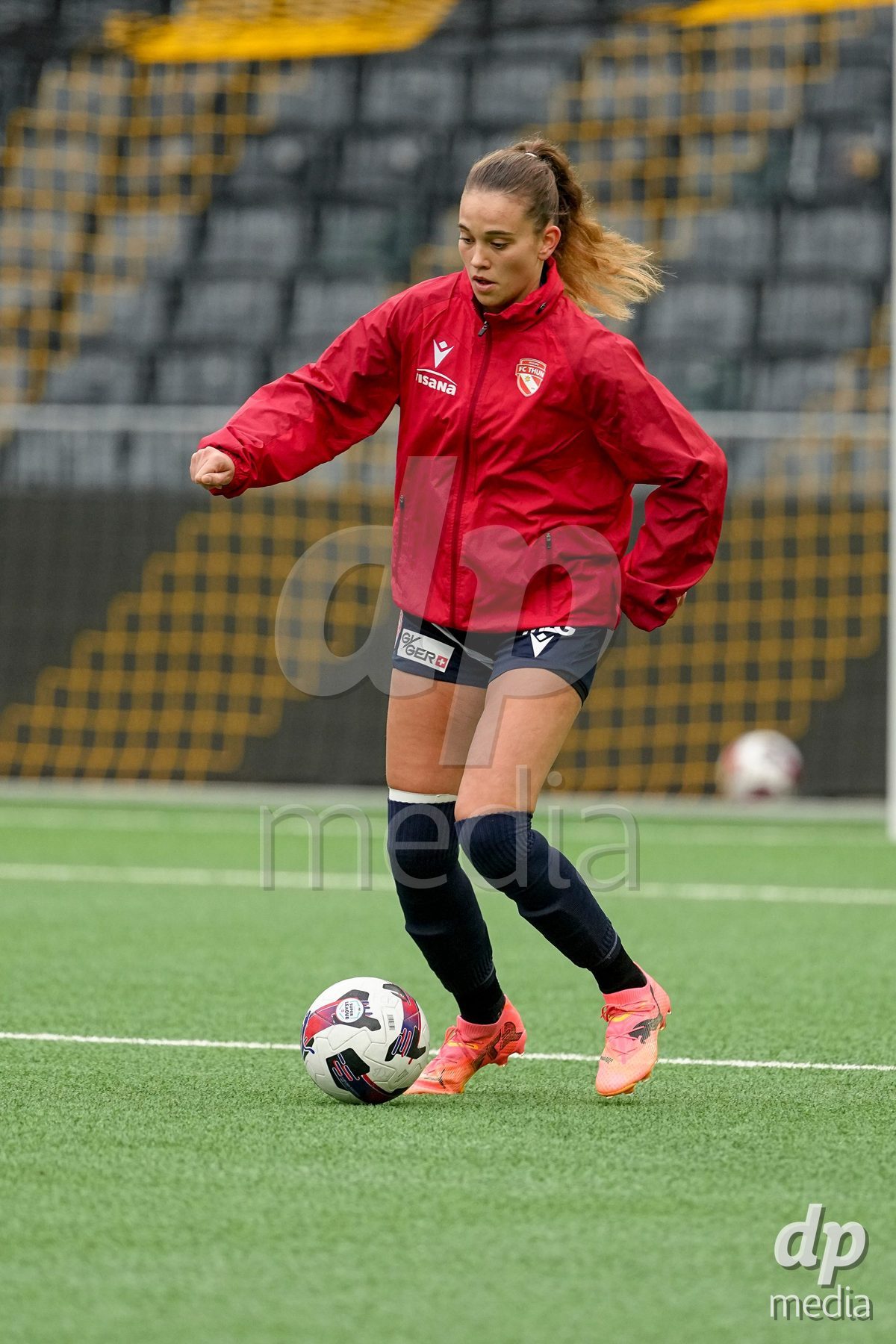 Schweiz: Axa Women's Cup 2025/26, BSC YB Frauen vs FC Thun - Stadion Wankdorf, Bern: Sina Schüpbach - Sina Schupbach (5 Thun) beim Aufwärmen