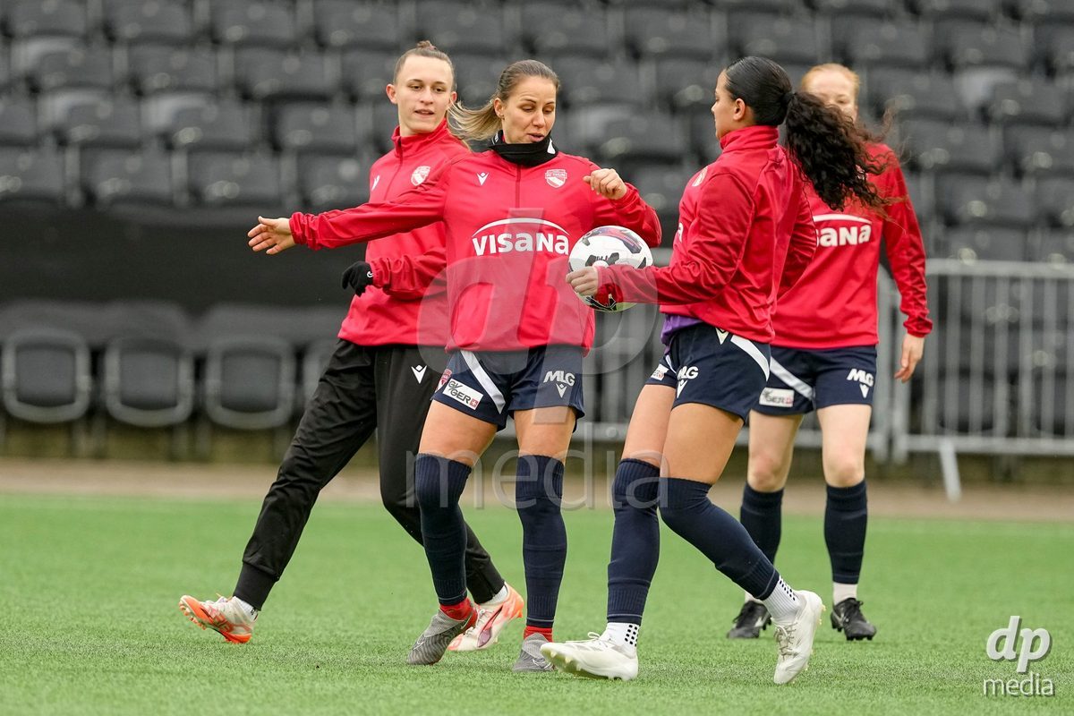 Schweiz: Axa Women's Cup 2025/26, BSC YB Frauen vs FC Thun - Stadion Wankdorf, Bern: Spielerinnen von FC Thun beim Aufwärmen