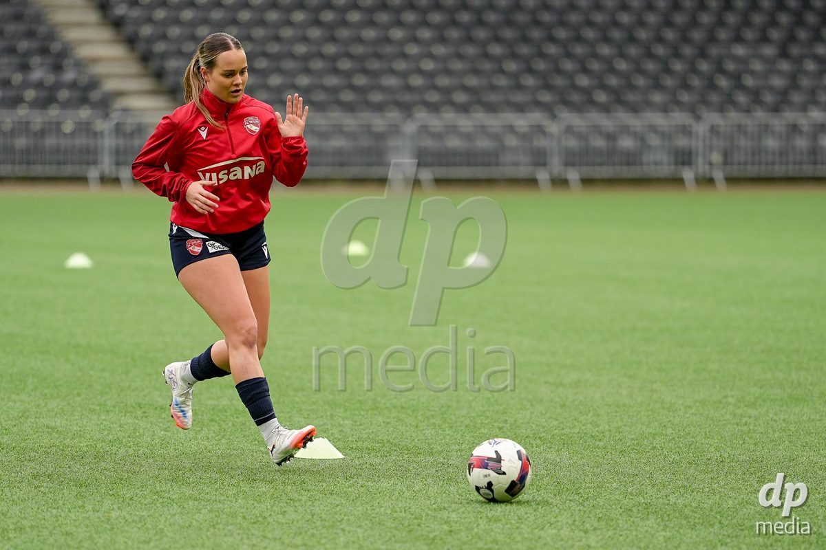 Schweiz: Axa Women's Cup 2025/26, BSC YB Frauen vs FC Thun - Stadion Wankdorf, Bern: Rilana Ueltschi (29 Thun) beim Aufwärmen