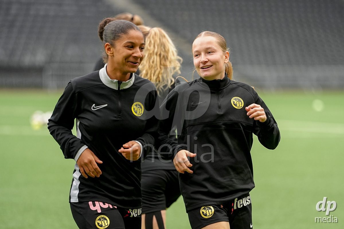 Schweiz: Axa Women's Cup 2025/26, BSC YB Frauen vs FC Thun - Stadion Wankdorf, Bern: Noa Linn Münger - Noa Linn Munger (8 YB Frauen) mit Tiffany Vonnez (20 YB Frauen) beim Aufwärmen