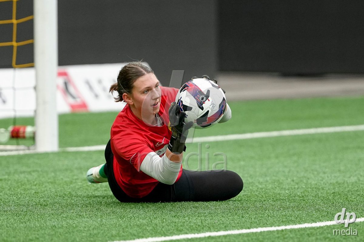 Schweiz: Axa Women's Cup 2025/26, BSC YB Frauen vs FC Thun - Stadion Wankdorf, Bern: Torhüterin Jara Ackermann - Torhuterin Jara Ackermann (1 YB Frauen) beim Aufwärmen