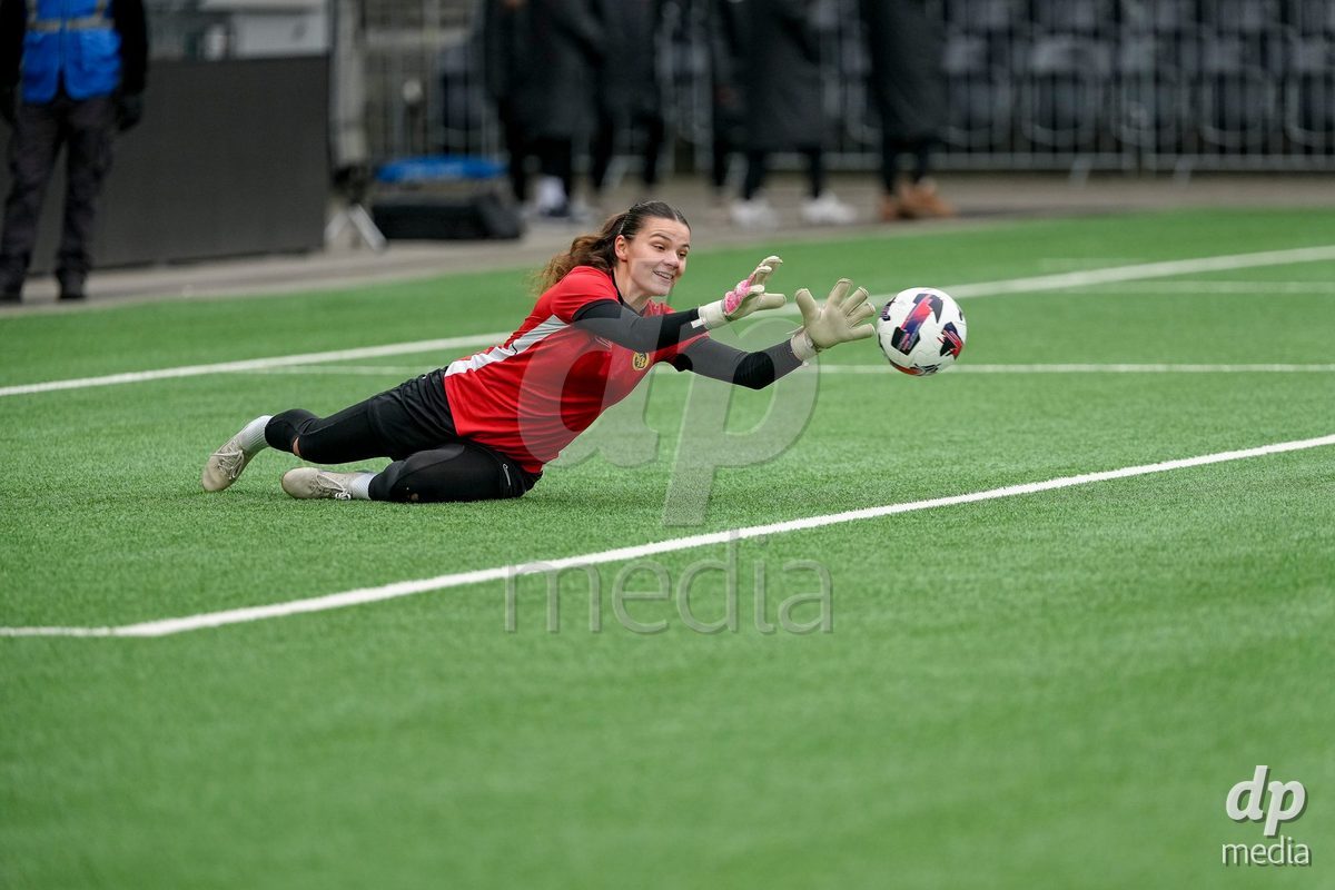 Schweiz: Axa Women's Cup 2025/26, BSC YB Frauen vs FC Thun - Stadion Wankdorf, Bern:  Tamara Biedermann (27 YB Frauen) beim Aufwärmen