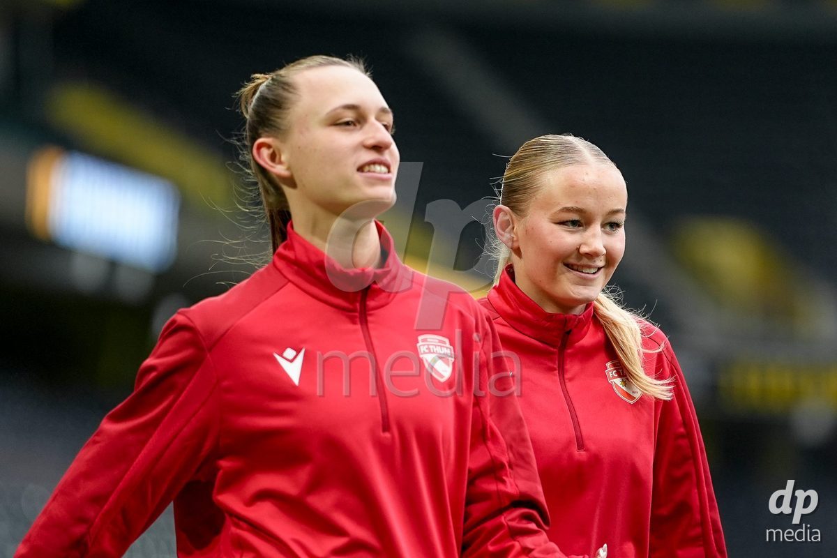 Schweiz: Axa Women's Cup 2025/26, BSC YB Frauen vs FC Thun - Stadion Wankdorf, Bern: Lara Colpi (17 Thun) vor dem Spiel mit Torhüterin Janine Teuscher - Torhuterin Janine Teuscher (1 Thun)