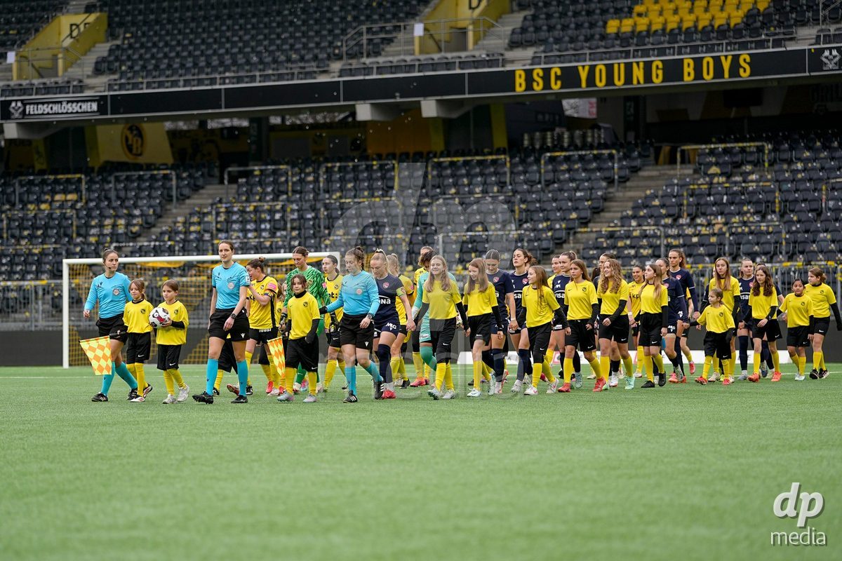 Schweiz: Axa Women's Cup 2025/26, BSC YB Frauen vs FC Thun - Stadion Wankdorf, Bern: BSC YB Frauen und FC Thun Spielerinnen vor dem Spiel