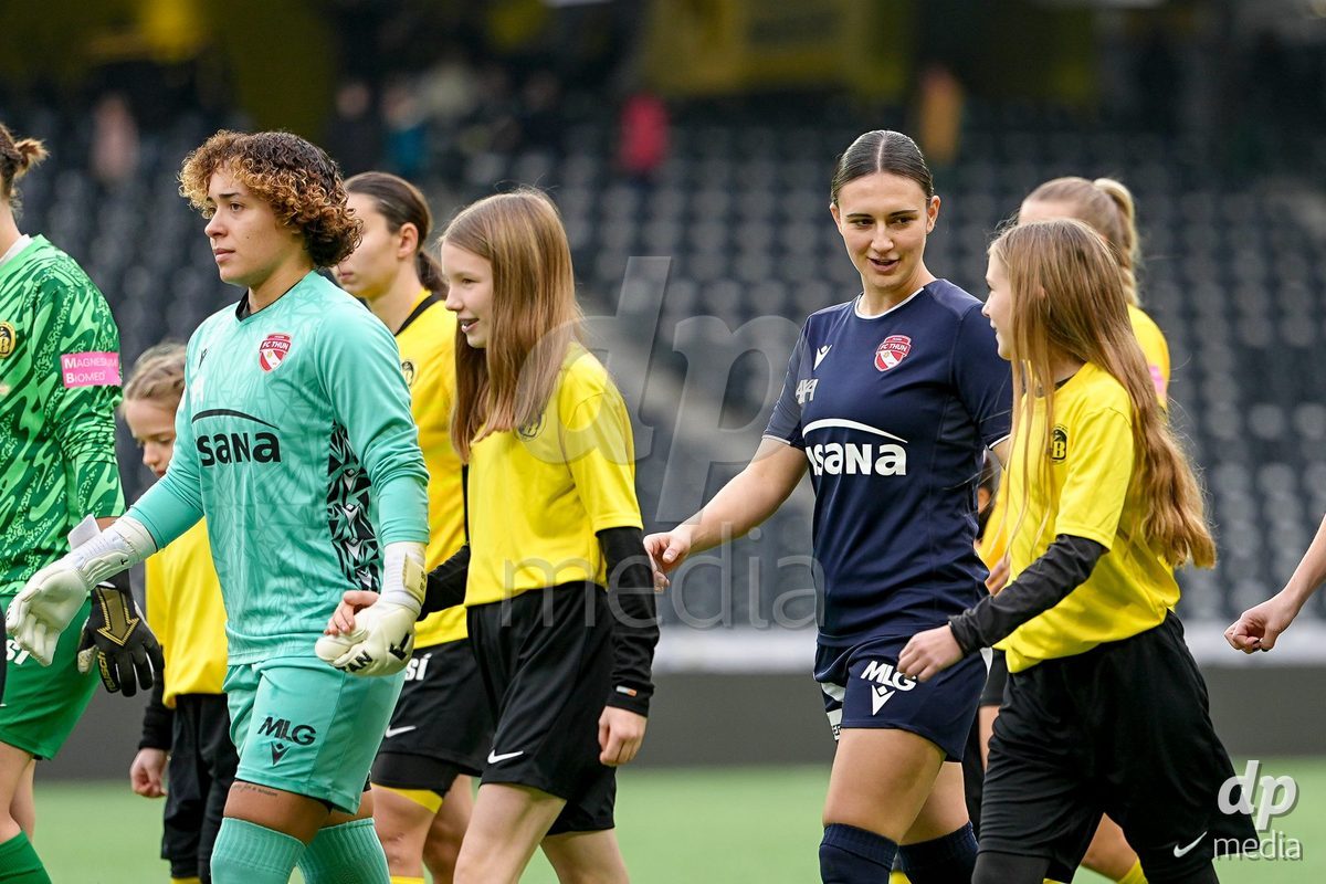 Schweiz: Axa Women's Cup 2025/26, BSC YB Frauen vs FC Thun - Stadion Wankdorf, Bern: Jael Jost (77 Thun) mit dem Einlaufmädchen vor dem Spiel