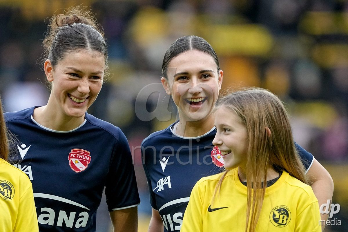 Schweiz: Axa Women's Cup 2025/26, BSC YB Frauen vs FC Thun - Stadion Wankdorf, Bern: Jael Jost (77 Thun) und Sophie Aeberhard (3 Thun) lachen gemeinsam mit dem Einlaufmädchen