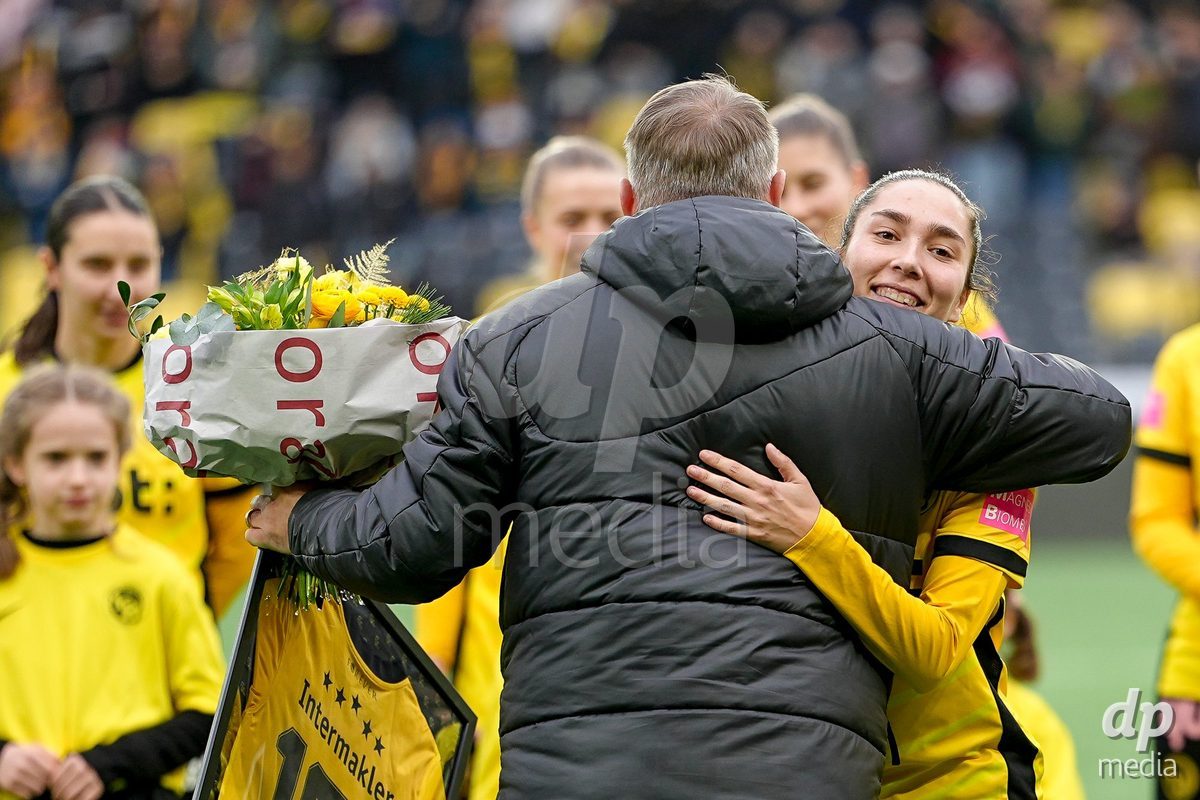 Schweiz: Axa Women's Cup 2025/26, BSC YB Frauen vs FC Thun - Stadion Wankdorf, Bern: Malaurie Granges (13 YB Frauen) wird für ihr 100 Spiel für die BSC YB Frauen geehrt
