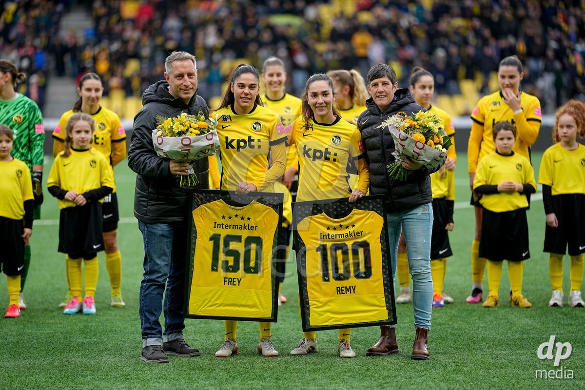 Schweiz: Axa Women's Cup 2025/26, BSC YB Frauen vs FC Thun - Stadion Wankdorf, Bern: Laura Frey (26 YB Frauen) wird für ihr 150 und Malaurie Granges (13 YB Frauen) für ihr 100 Spiel für die BSC YB Frauen geehrt