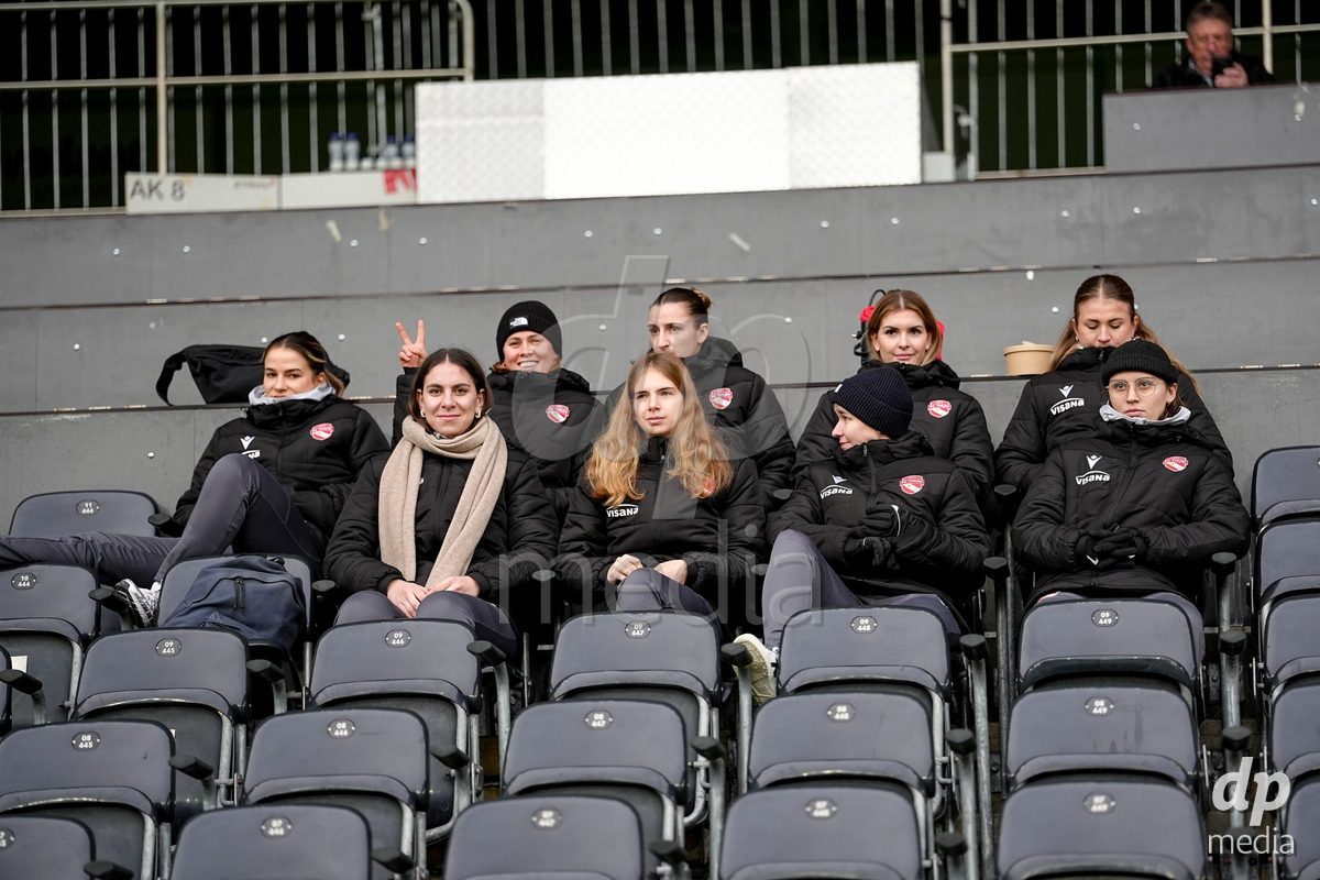 Schweiz: Axa Women's Cup 2025/26, BSC YB Frauen vs FC Thun - Stadion Wankdorf, Bern: überzählige und verletzte Spielerinnen des FC Thun auf der Tribüne