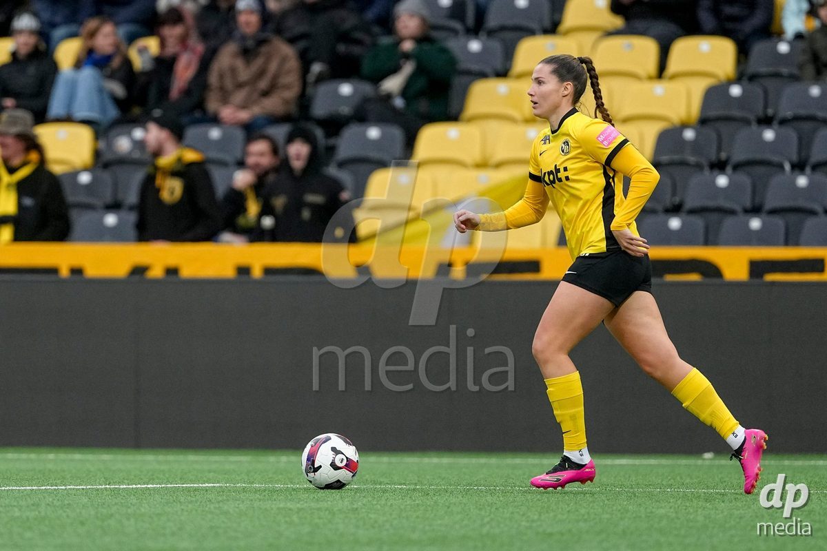 Schweiz: Axa Women's Cup 2025/26, BSC YB Frauen vs FC Thun - Stadion Wankdorf, Bern: Maria Jimenez Gutierrez (4 YB Frauen) in aktion