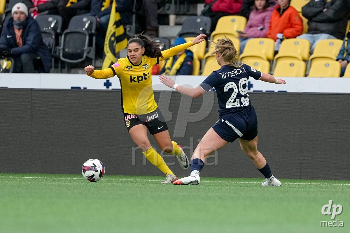 Schweiz: Axa Women's Cup 2025/26, BSC YB Frauen vs FC Thun - Stadion Wankdorf, Bern: Laura Frey (26 YB Frauen) im Duell mit Rilana Ueltschi (29 Thun)