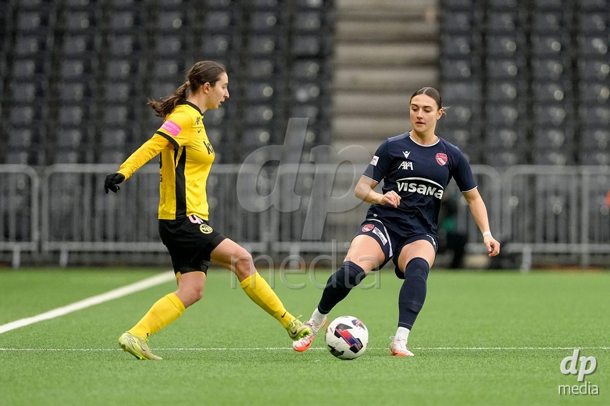 Schweiz: Axa Women's Cup 2025/26, BSC YB Frauen vs FC Thun - Stadion Wankdorf, Bern: Jael Jost (77 Thun) im Duell mit Malaurie Granges (13 YB Frauen)