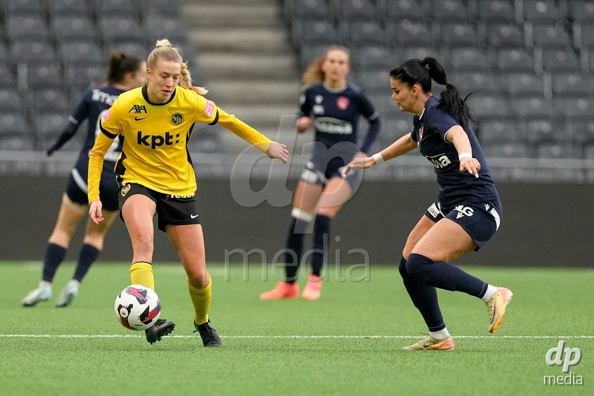 Schweiz: Axa Women's Cup 2025/26, BSC YB Frauen vs FC Thun - Stadion Wankdorf, Bern: Athena Marie Kuehn (12 YB Frauen) im Duell mit Mimoza Hamidi (7 Thun)
