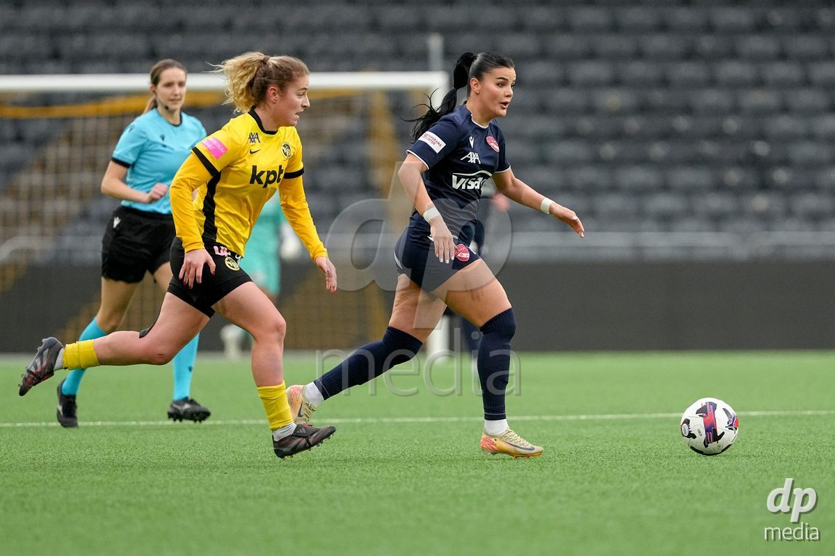 Schweiz: Axa Women's Cup 2025/26, BSC YB Frauen vs FC Thun - Stadion Wankdorf, Bern: Mimoza Hamidi (7 Thun) im Duell mit Caterina Tramezzani (5 YB Frauen)