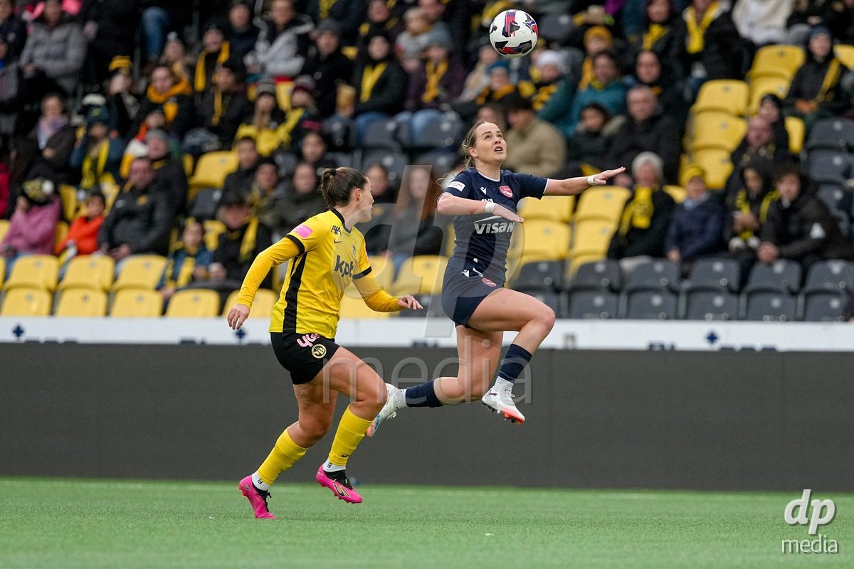 Schweiz: Axa Women's Cup 2025/26, BSC YB Frauen vs FC Thun - Stadion Wankdorf, Bern: Rilana Ueltschi (29 Thun) im Duell mit Maria Jimenez Gutierrez (4 YB Frauen)