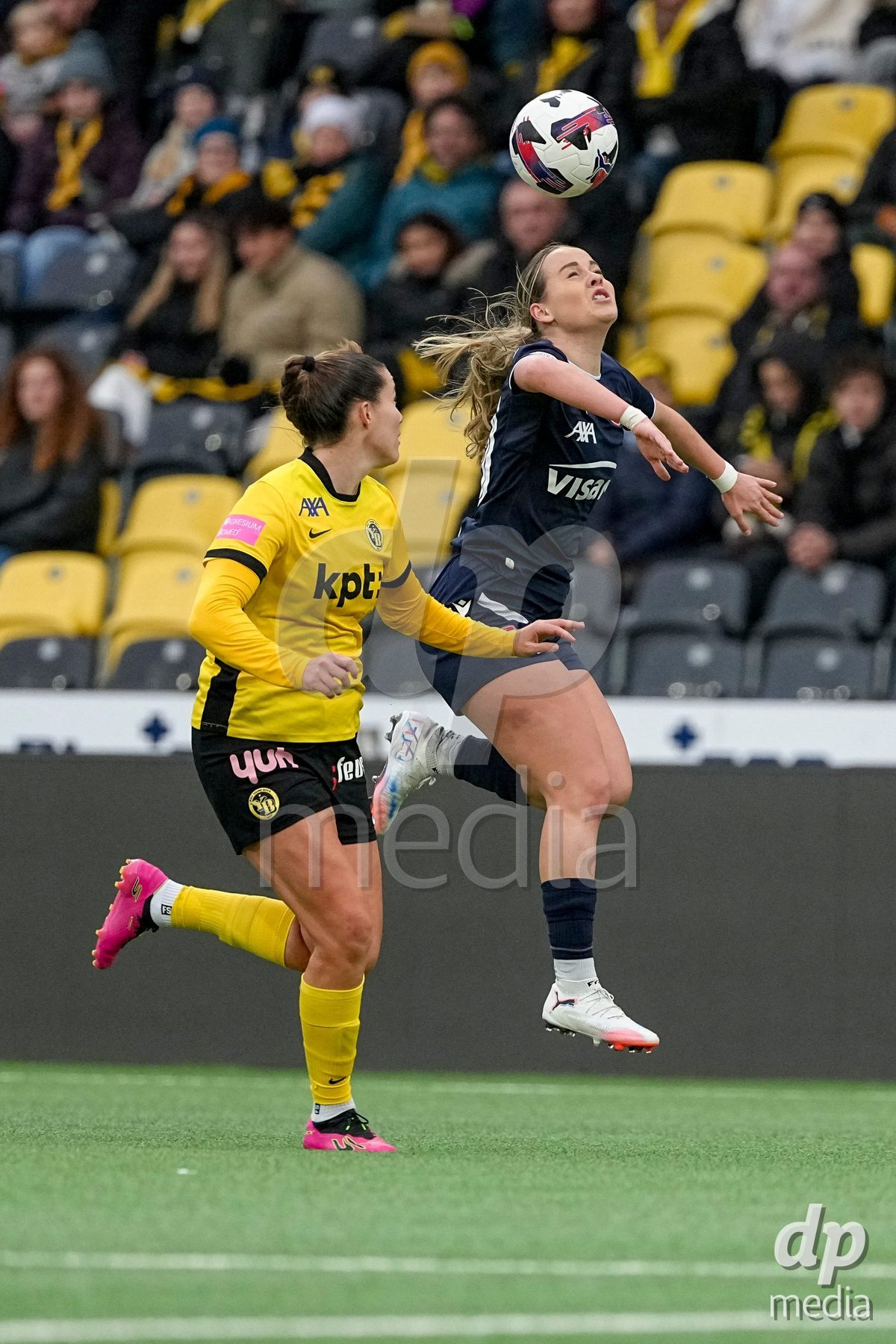 Schweiz: Axa Women's Cup 2025/26, BSC YB Frauen vs FC Thun - Stadion Wankdorf, Bern: Rilana Ueltschi (29 Thun) im Duell mit Maria Jimenez Gutierrez (4 YB Frauen)