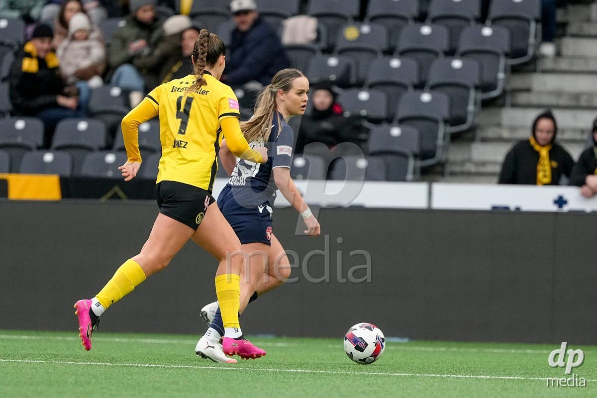 Schweiz: Axa Women's Cup 2025/26, BSC YB Frauen vs FC Thun - Stadion Wankdorf, Bern: Rilana Ueltschi (29 Thun) im Duell mit Maria Jimenez Gutierrez (4 YB Frauen)