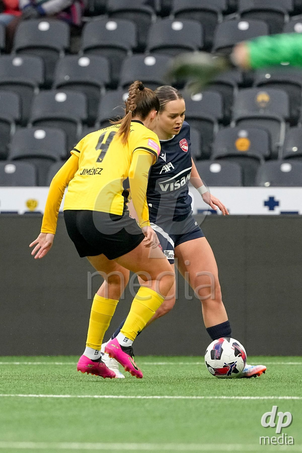 Schweiz: Axa Women's Cup 2025/26, BSC YB Frauen vs FC Thun - Stadion Wankdorf, Bern: Rilana Ueltschi (29 Thun) im Duell mit Maria Jimenez Gutierrez (4 YB Frauen)