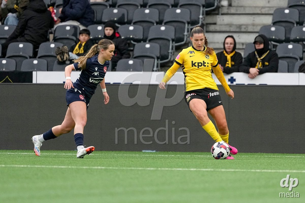 Schweiz: Axa Women's Cup 2025/26, BSC YB Frauen vs FC Thun - Stadion Wankdorf, Bern: Maria Jimenez Gutierrez (4 YB Frauen) im Duell mit Rilana Ueltschi (29 Thun)