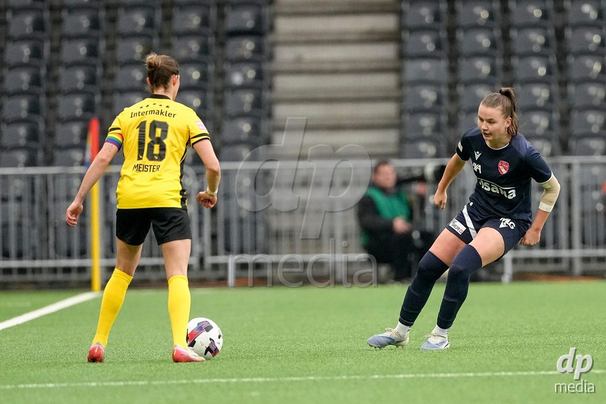 Schweiz: Axa Women's Cup 2025/26, BSC YB Frauen vs FC Thun - Stadion Wankdorf, Bern: Wibke Meister (18 YB Frauen) im Duell mit Janine Minnig (9 Thun)