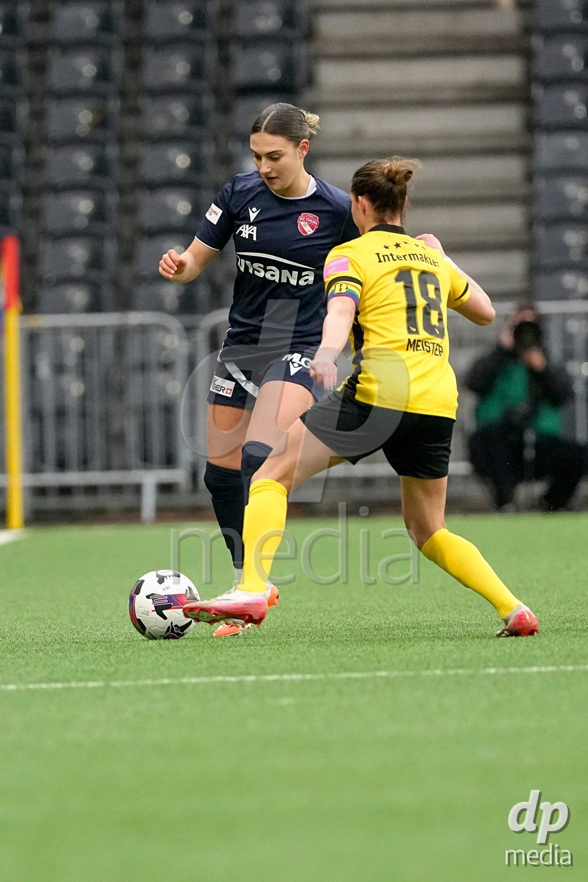 Schweiz: Axa Women's Cup 2025/26, BSC YB Frauen vs FC Thun - Stadion Wankdorf, Bern: Jael Jost (77 Thun) im Duell mit Wibke Meister (18 YB Frauen)