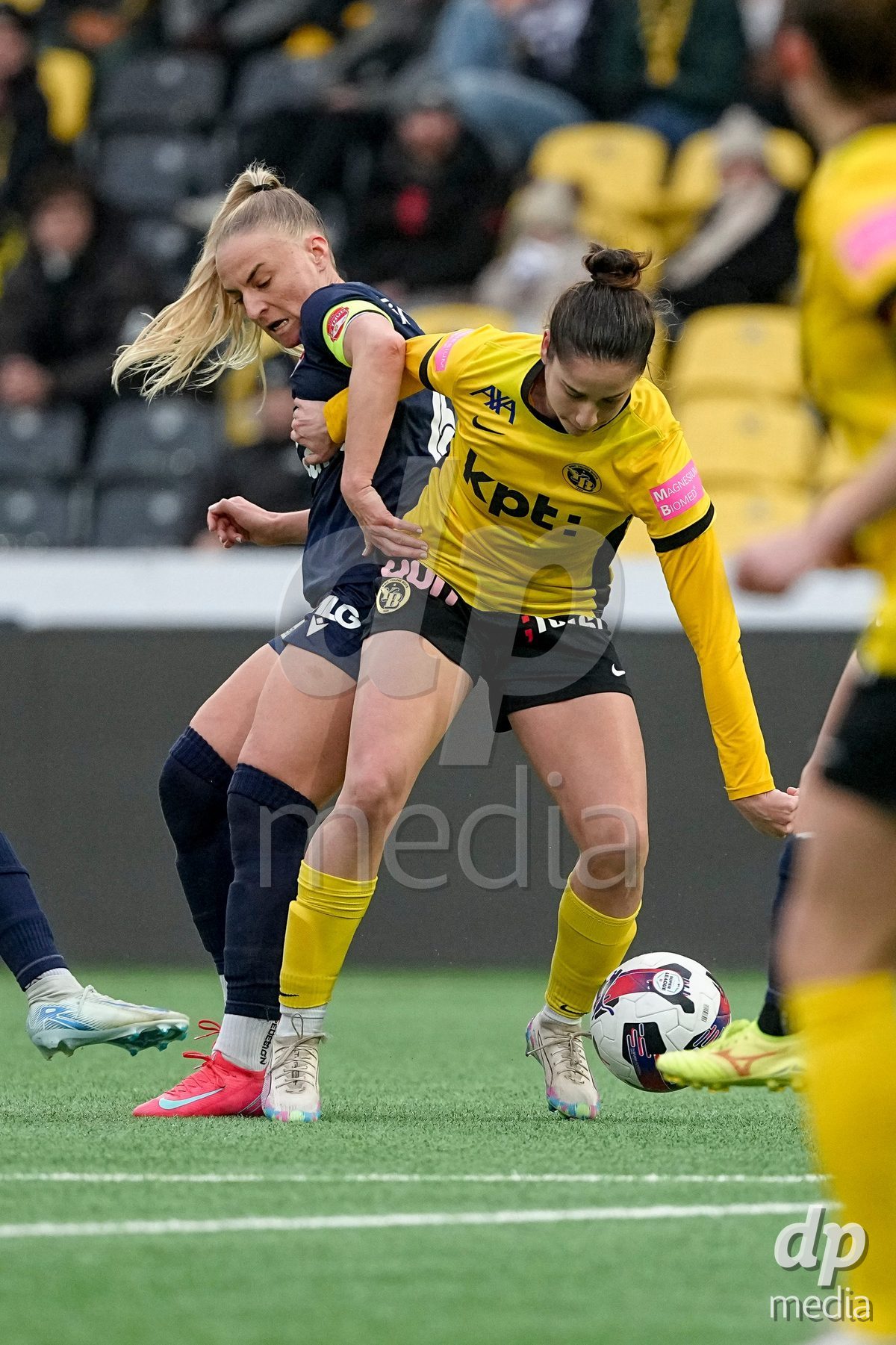 Schweiz: Axa Women's Cup 2025/26, BSC YB Frauen vs FC Thun - Stadion Wankdorf, Bern: Shenia Schmid (61 Thun) im Duell mit Georgia Chalatsogianni (22 YB Frauen)