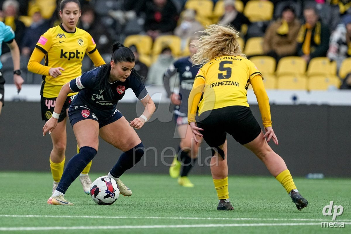 Schweiz: Axa Women's Cup 2025/26, BSC YB Frauen vs FC Thun - Stadion Wankdorf, Bern: Mimoza Hamidi (7 Thun) im Duell mit Caterina Tramezzani (5 YB Frauen)