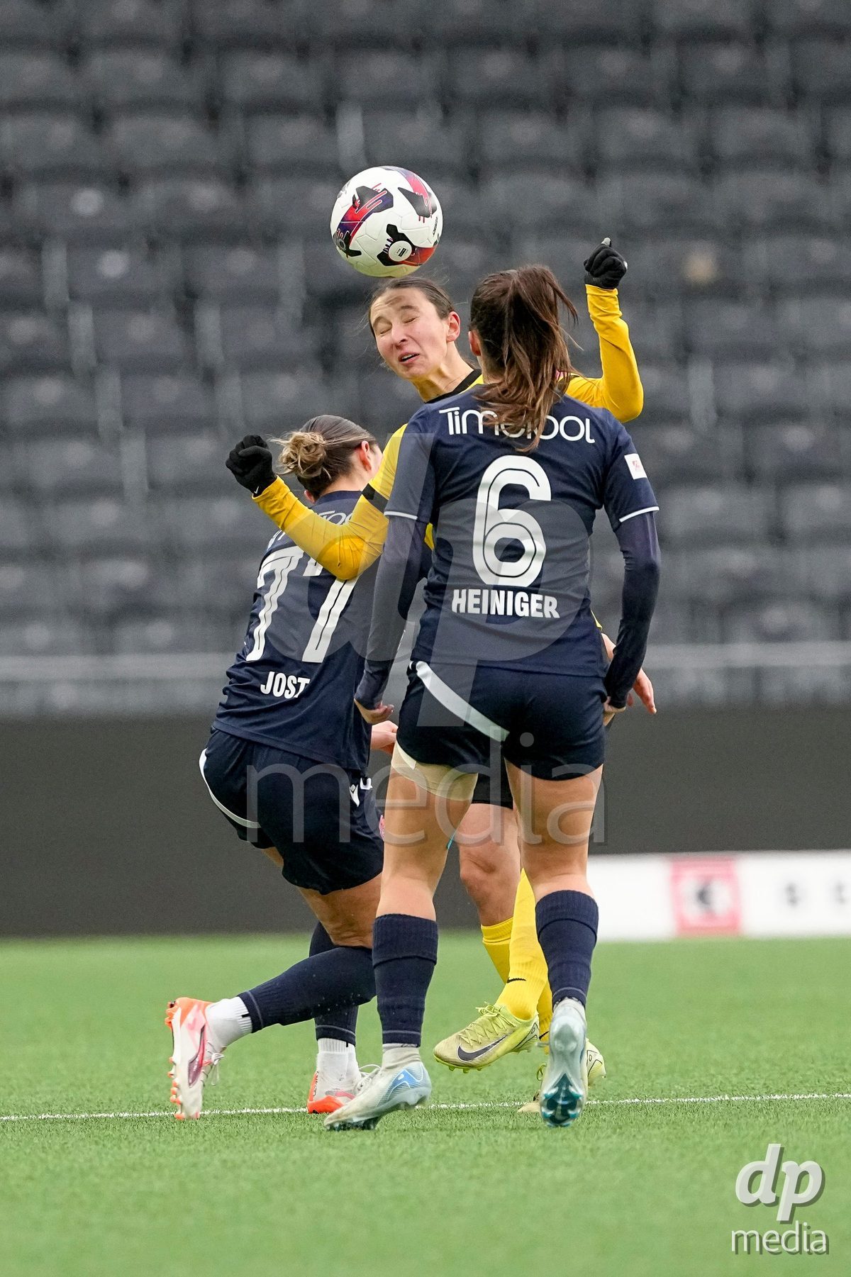 Schweiz: Axa Women's Cup 2025/26, BSC YB Frauen vs FC Thun - Stadion Wankdorf, Bern: Malaurie Granges (13 YB Frauen) im Kopfball-Duell mit Jael Jost (77 Thun) und Alisha Heiniger (6 Thun)