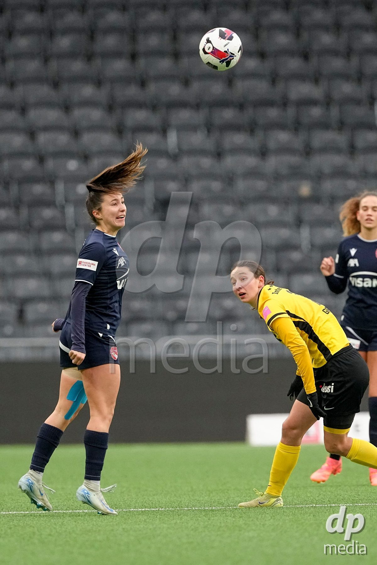 Schweiz: Axa Women's Cup 2025/26, BSC YB Frauen vs FC Thun - Stadion Wankdorf, Bern: Alisha Heiniger (6 Thun) mit einem Kopfball