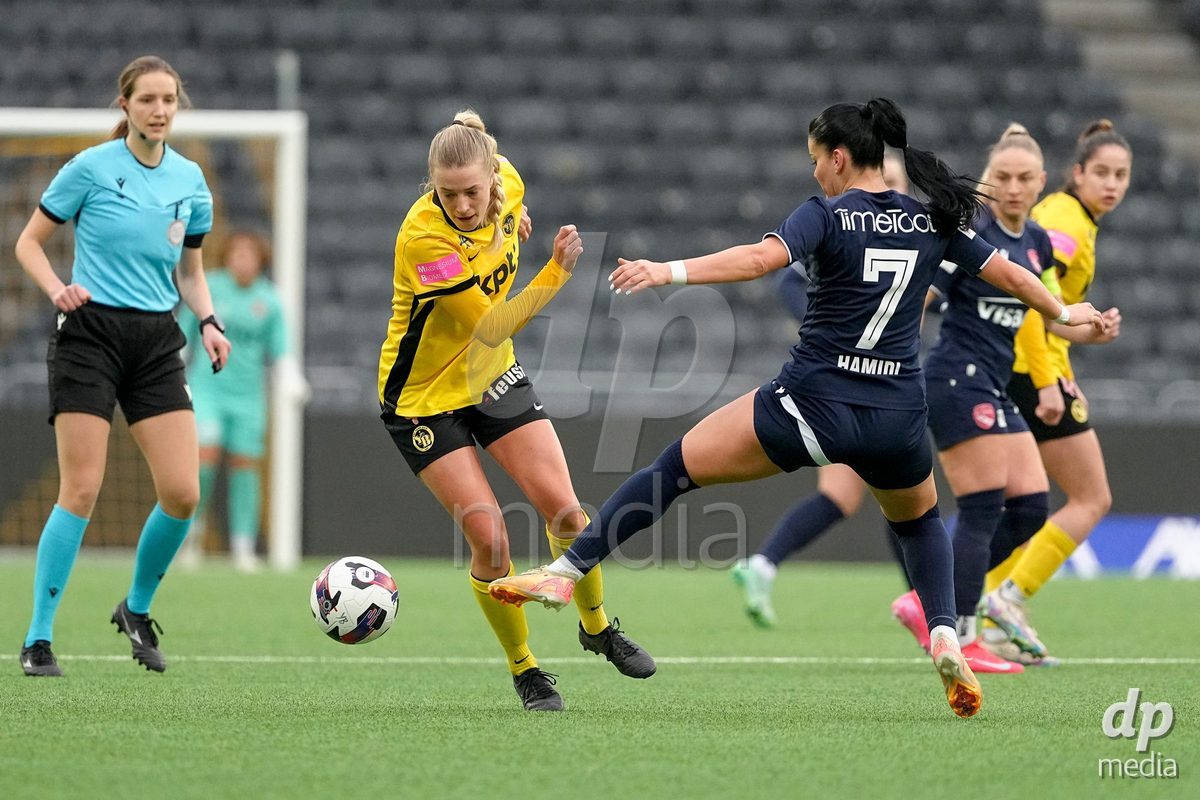 Schweiz: Axa Women's Cup 2025/26, BSC YB Frauen vs FC Thun - Stadion Wankdorf, Bern: Athena Marie Kuehn (12 YB Frauen) im Duell mit Mimoza Hamidi (7 Thun)