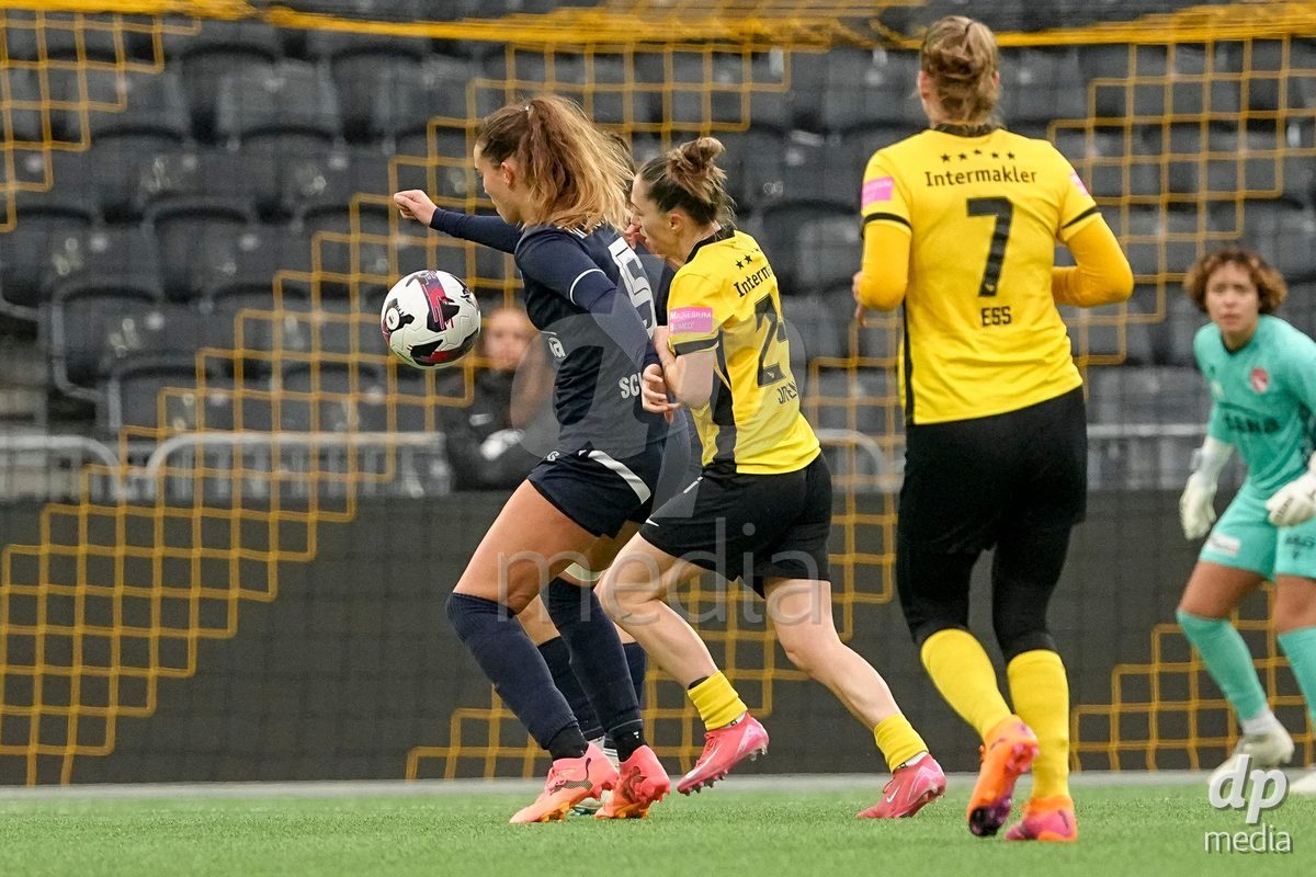 Schweiz: Axa Women's Cup 2025/26, BSC YB Frauen vs FC Thun - Stadion Wankdorf, Bern: Sina Schüpbach - Sina Schupbach (5 Thun) im Duell mit Lisa Josten (24 YB Frauen)