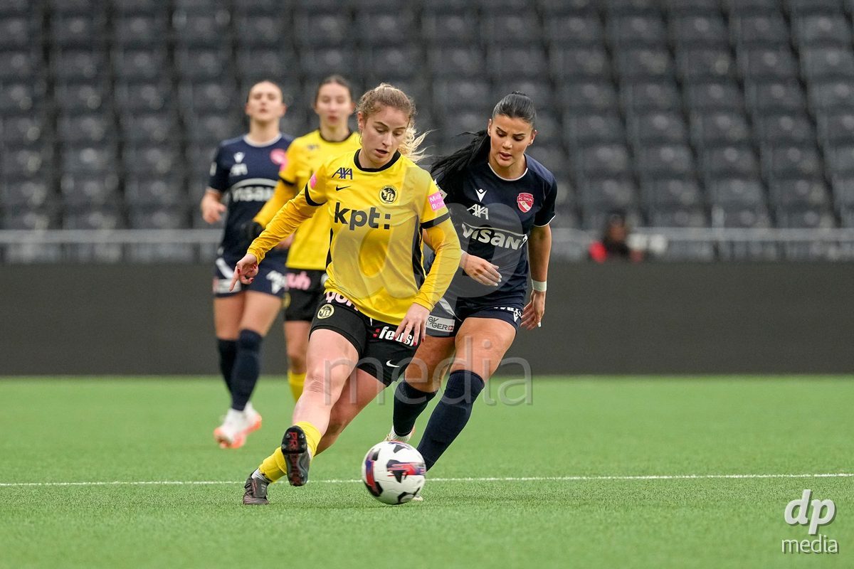 Schweiz: Axa Women's Cup 2025/26, BSC YB Frauen vs FC Thun - Stadion Wankdorf, Bern: Caterina Tramezzani (5 YB Frauen) im Duell mit Mimoza Hamidi (7 Thun)