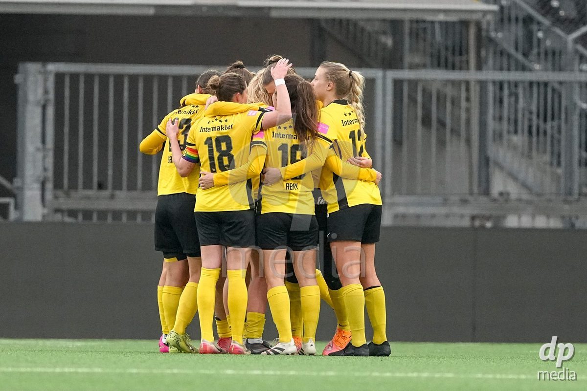 Schweiz: Axa Women's Cup 2025/26, BSC YB Frauen vs FC Thun - Stadion Wankdorf, Bern: Geraldine Ess (7 YB Frauen) jubelt nach seinem tor mit dem Team