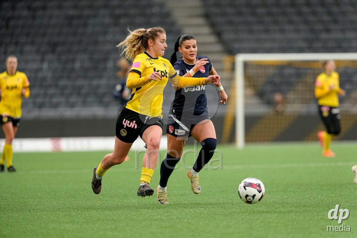 Schweiz: Axa Women's Cup 2025/26, BSC YB Frauen vs FC Thun - Stadion Wankdorf, Bern: Caterina Tramezzani (5 YB Frauen) im Duell mit Mimoza Hamidi (7 Thun)