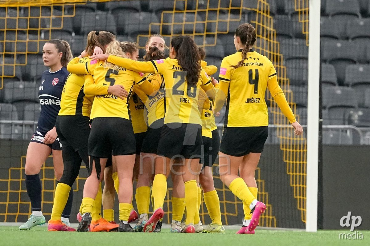 Schweiz: Axa Women's Cup 2025/26, BSC YB Frauen vs FC Thun - Stadion Wankdorf, Bern: Lisa Josten (24 YB Frauen) jubelt nach seinem tor mit dem Team