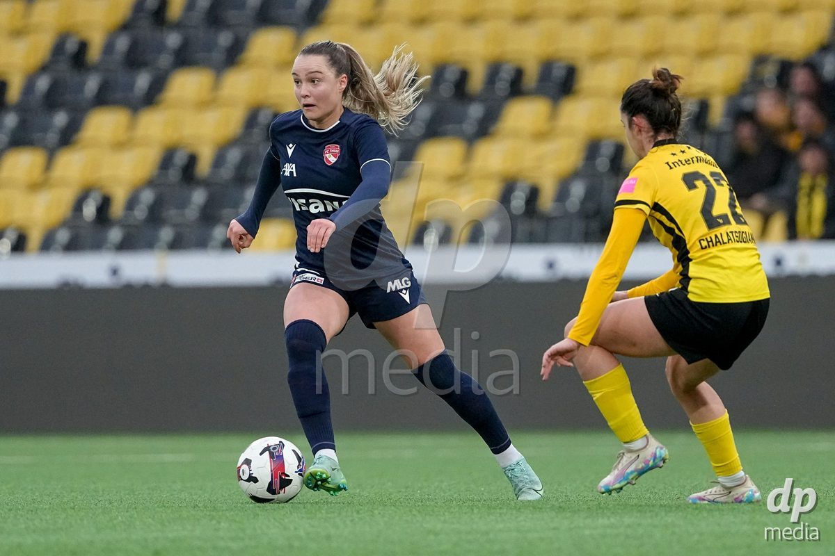 Schweiz: Axa Women's Cup 2025/26, BSC YB Frauen vs FC Thun - Stadion Wankdorf, Bern: Nicole Tiller (19 Thun) im Duell mit Georgia Chalatsogianni (22 YB Frauen)