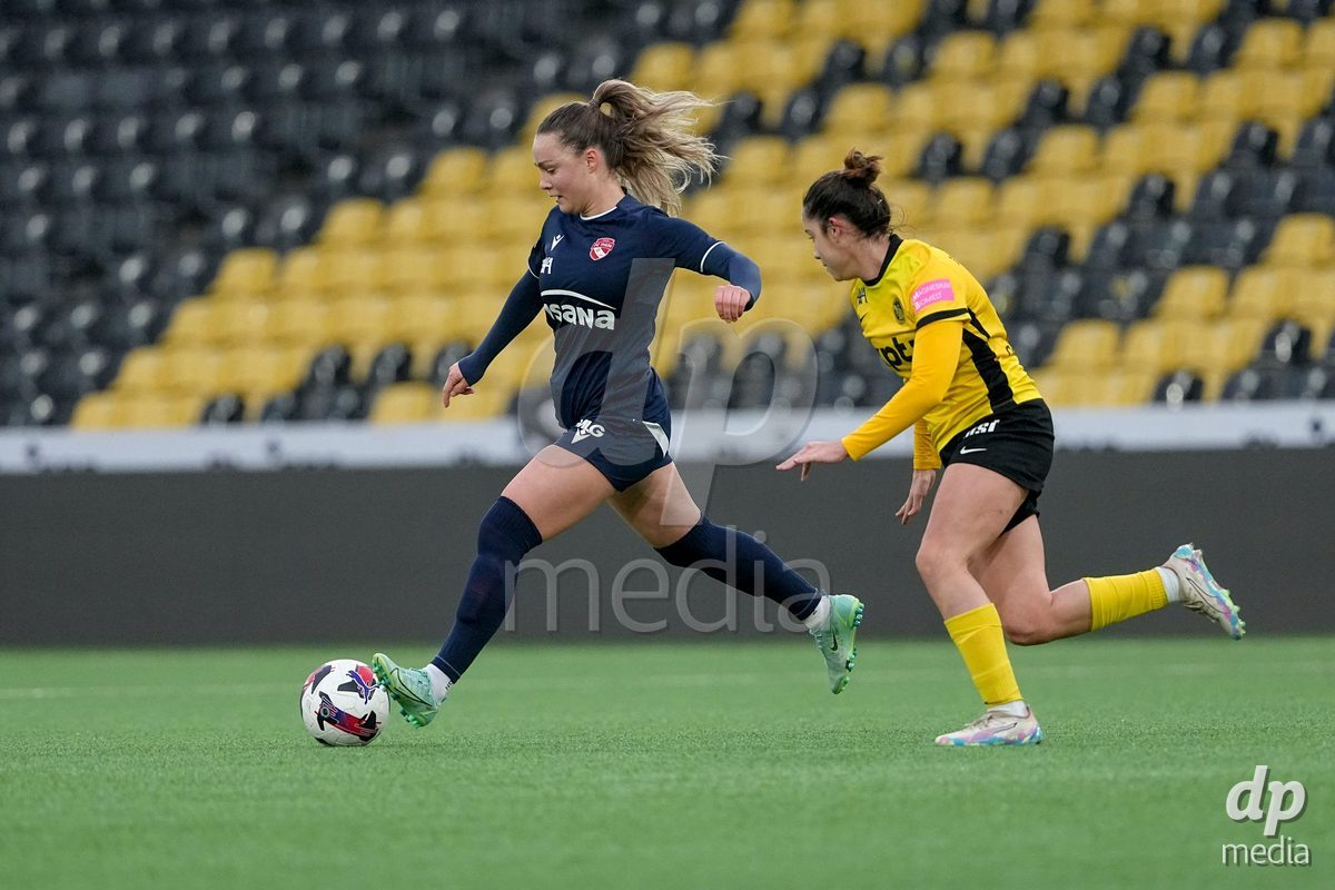 Schweiz: Axa Women's Cup 2025/26, BSC YB Frauen vs FC Thun - Stadion Wankdorf, Bern: Nicole Tiller (19 Thun) im Duell mit Georgia Chalatsogianni (22 YB Frauen)