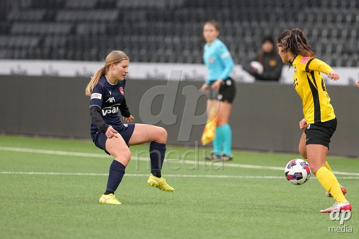 Schweiz: Axa Women's Cup 2025/26, BSC YB Frauen vs FC Thun - Stadion Wankdorf, Bern: Lara Colpi (17 Thun) im Duell mit Laura Frey (26 YB Frauen)