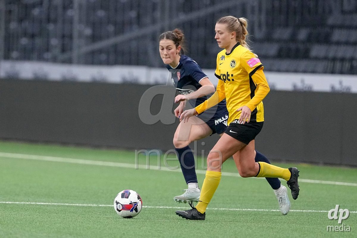 Schweiz: Axa Women's Cup 2025/26, BSC YB Frauen vs FC Thun - Stadion Wankdorf, Bern: Athena Marie Kuehn (12 YB Frauen) im Duell mit Sophie Aeberhard (3 Thun)