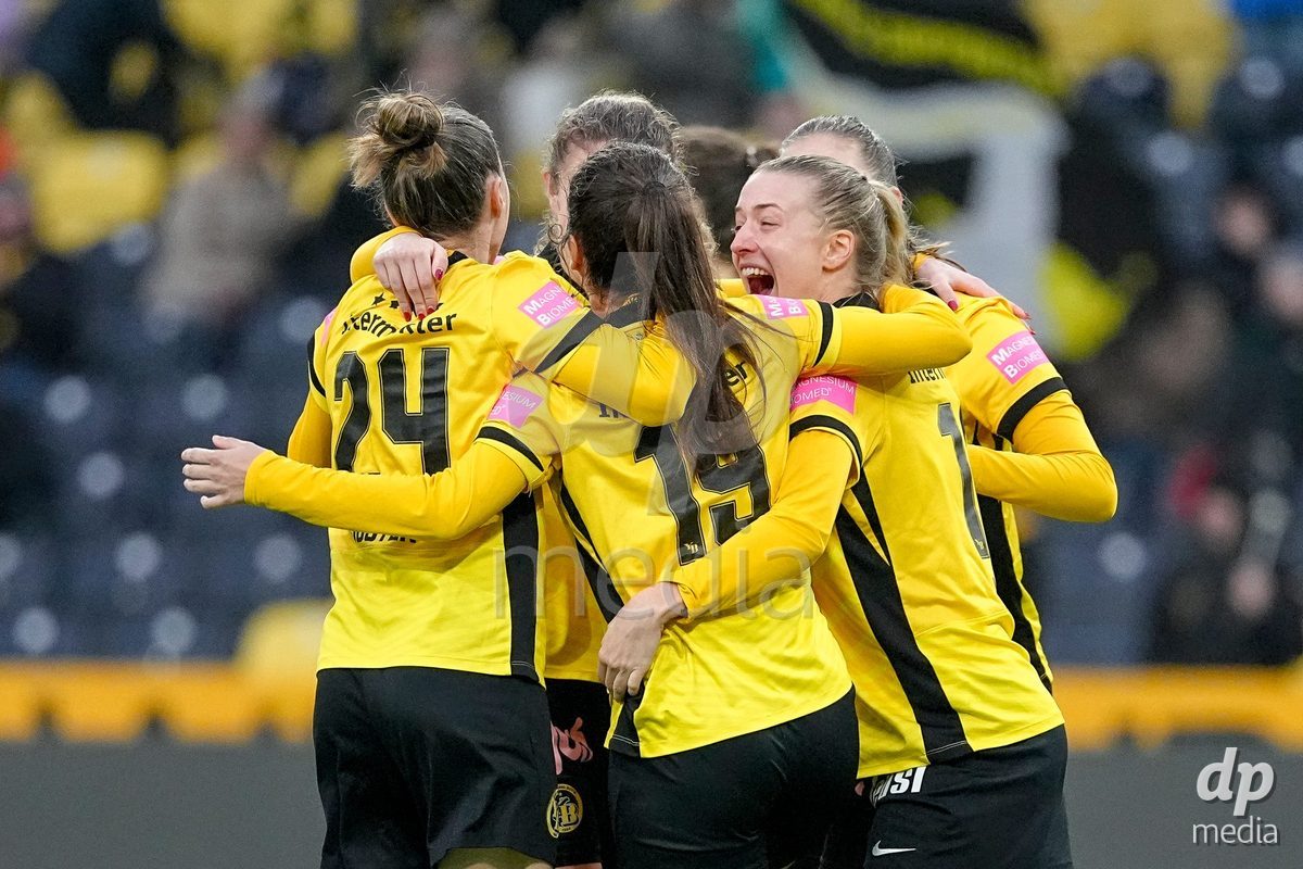 Schweiz: Axa Women's Cup 2025/26, BSC YB Frauen vs FC Thun - Stadion Wankdorf, Bern: Audrey Remy (19 YB Frauen) jubelt nach ihrem tor mit dem Team