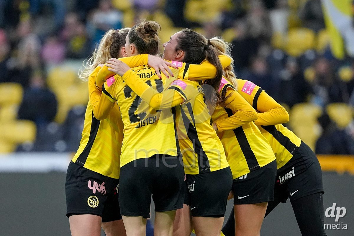 Schweiz: Axa Women's Cup 2025/26, BSC YB Frauen vs FC Thun - Stadion Wankdorf, Bern: Audrey Remy (19 YB Frauen) jubelt nach ihrem tor mit dem Team