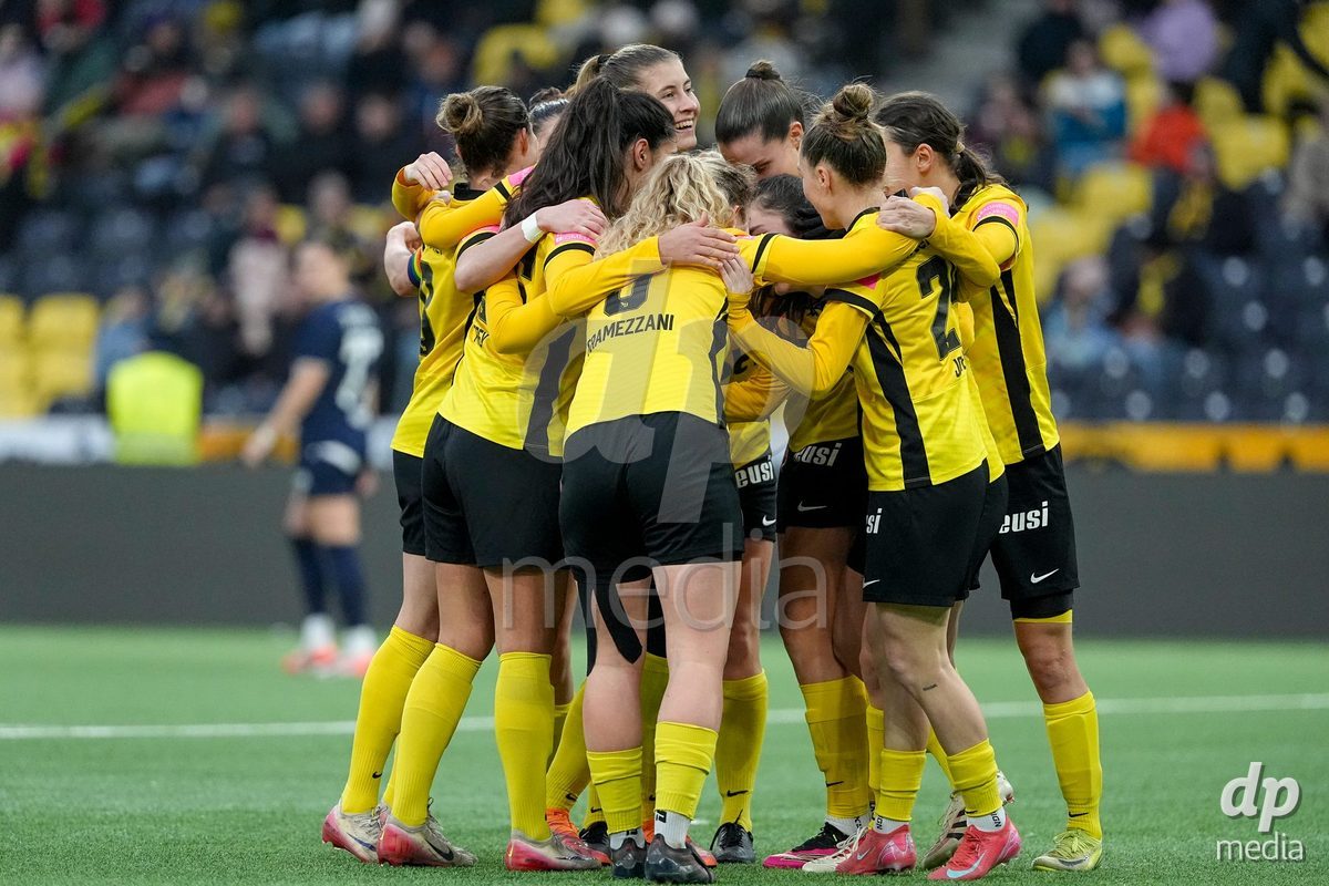Schweiz: Axa Women's Cup 2025/26, BSC YB Frauen vs FC Thun - Stadion Wankdorf, Bern: Audrey Remy (19 YB Frauen) jubelt nach ihrem tor mit dem Team