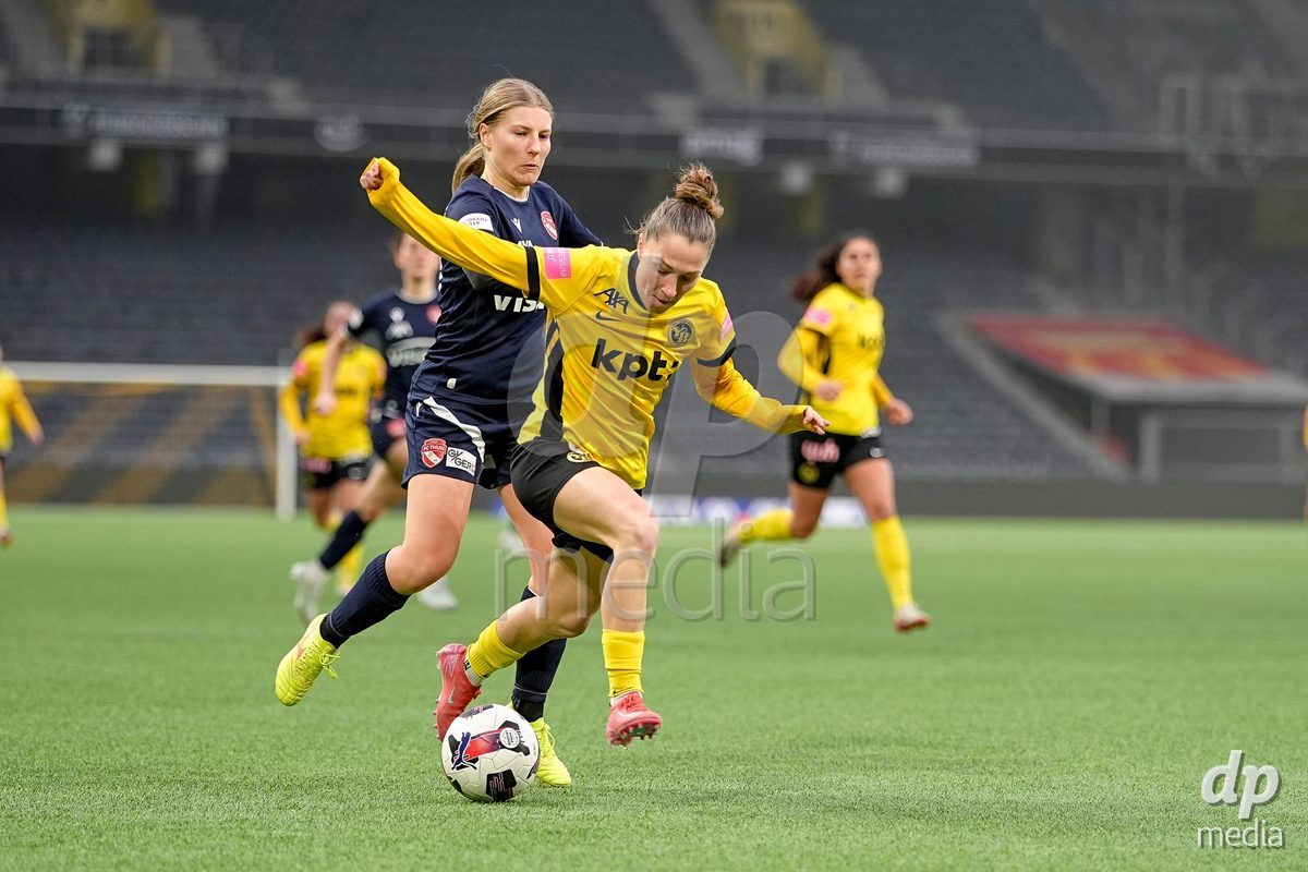 Schweiz: Axa Women's Cup 2025/26, BSC YB Frauen vs FC Thun - Stadion Wankdorf, Bern: Lisa Josten (24 YB Frauen) im Duell mit Lara Colpi (17 Thun)